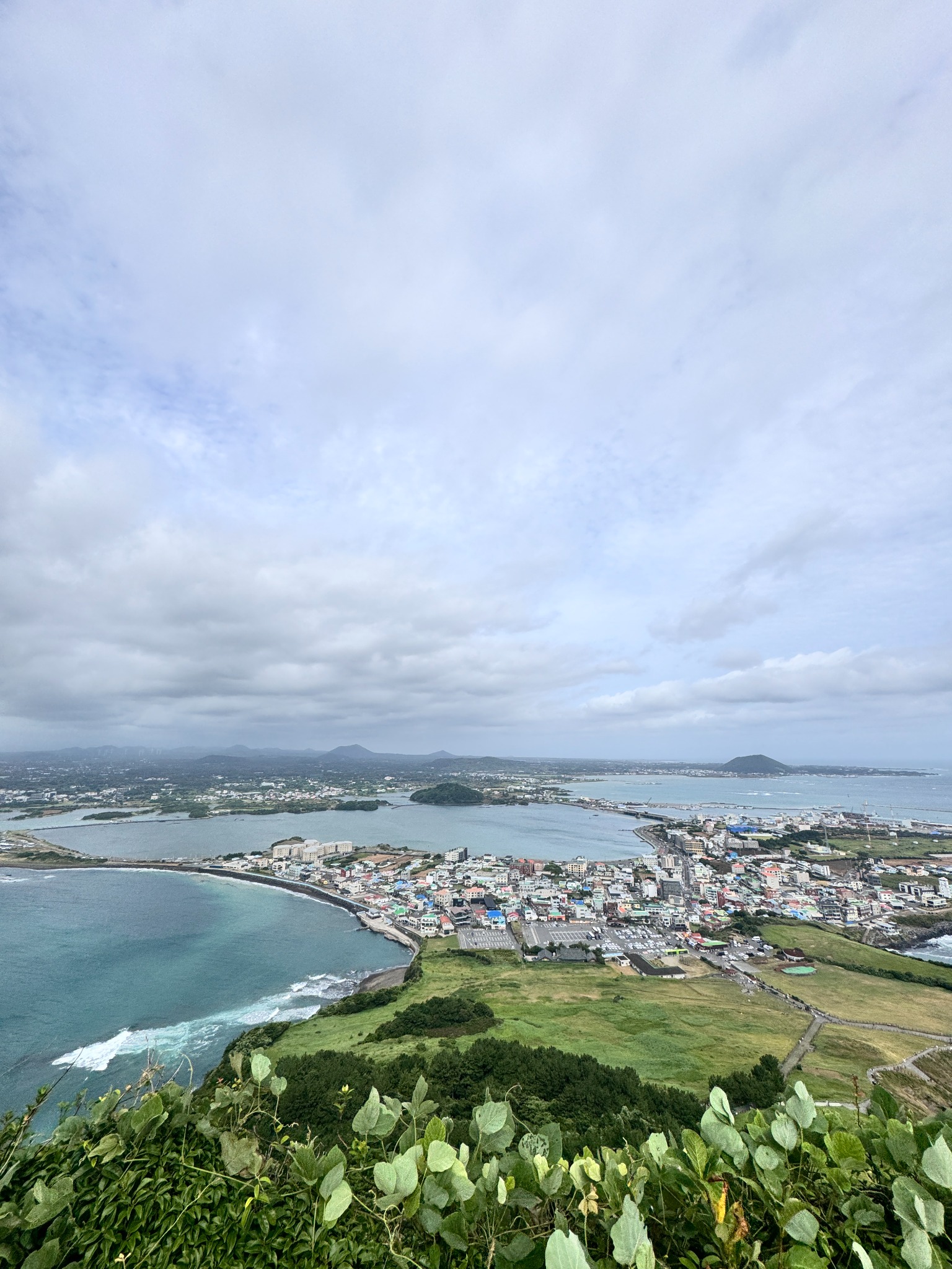 Vista panorâmica do oceano, da costa e do vilarejo na Ilha Udo
