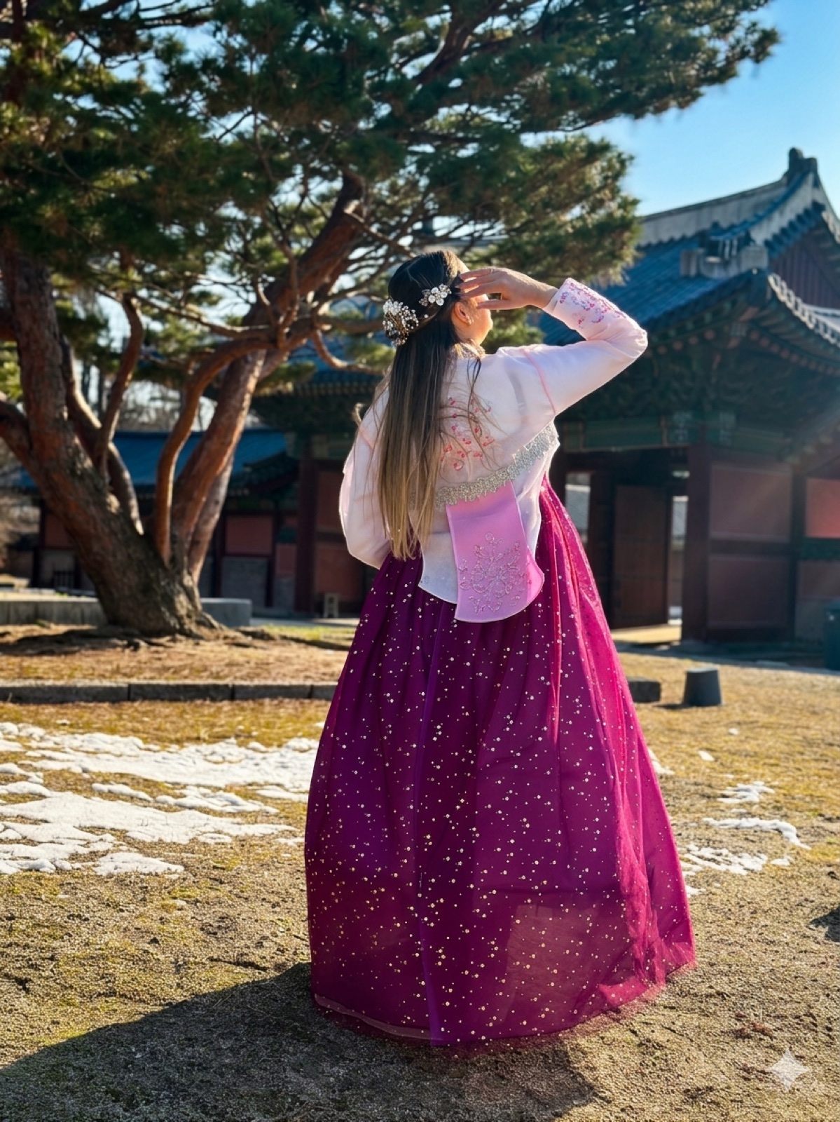 Viajante usando hanbok diante da arquitetura tradicional coreana