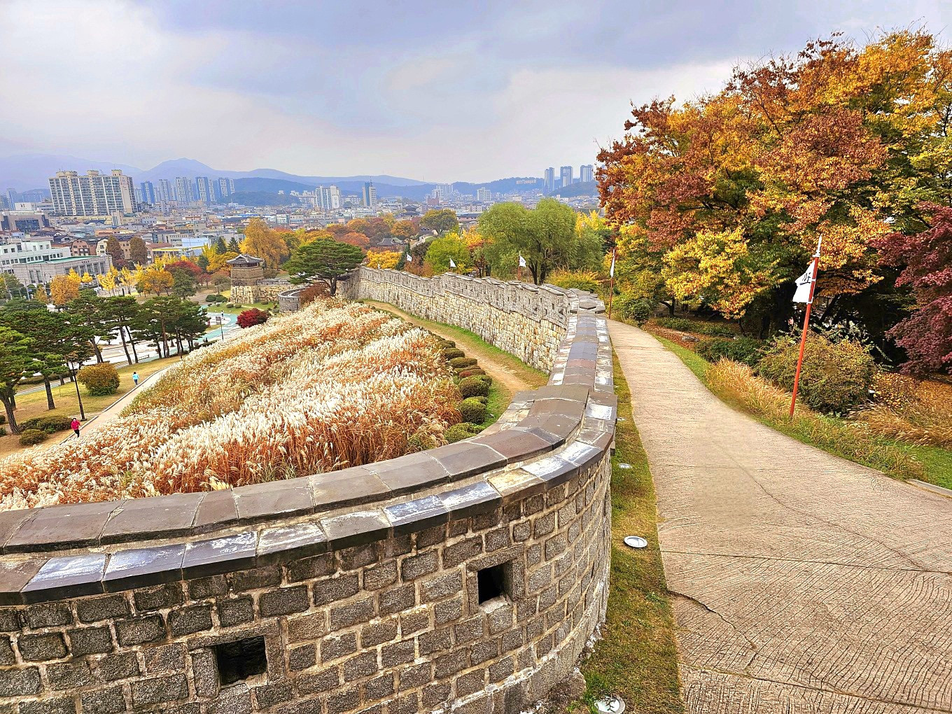 Muralha de Hwaseong entre a vegetação de outono em Suwon