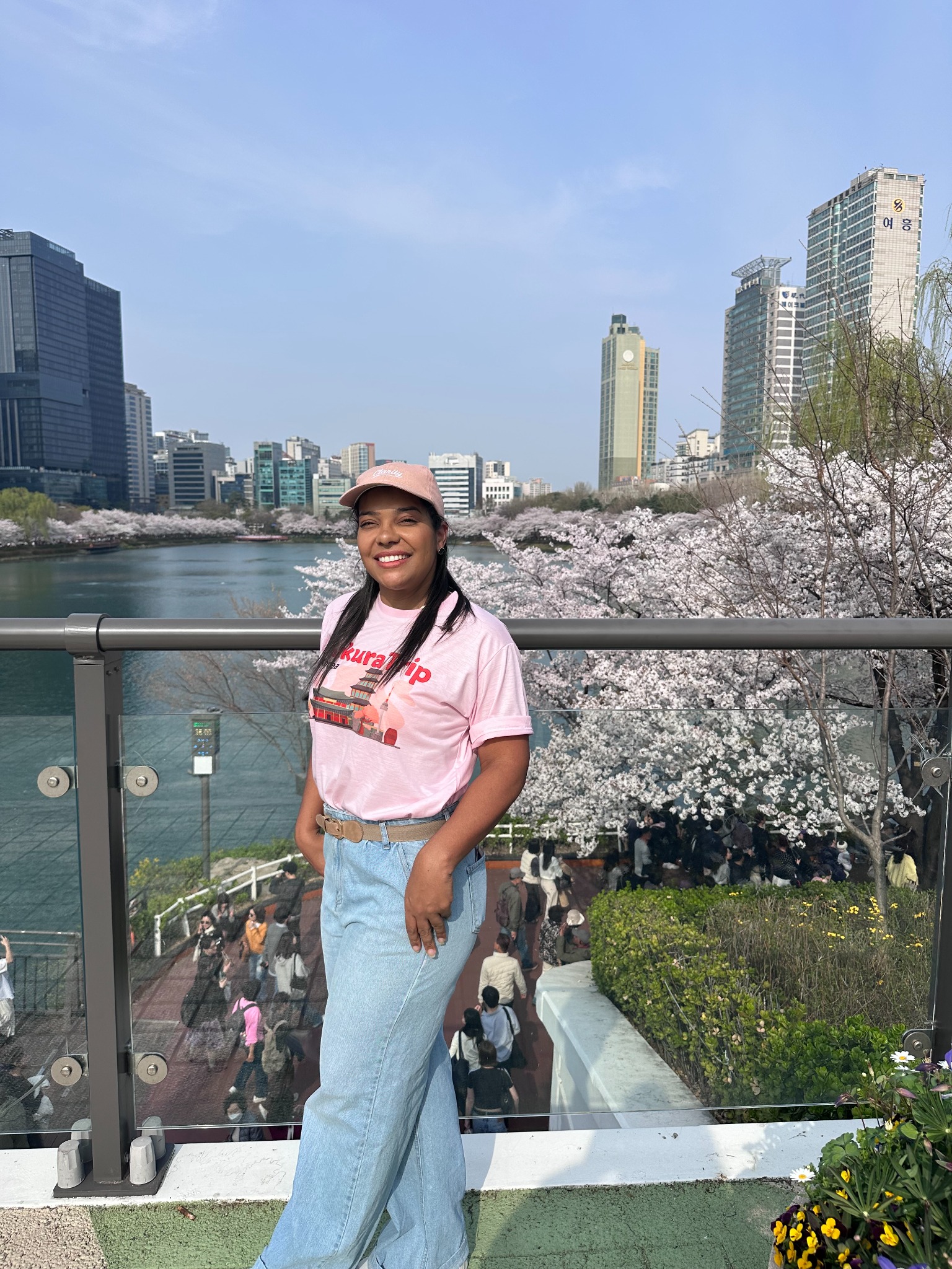 Representante da Sakura Trip durante a primavera em Seul